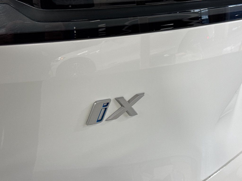 Used 2023 BMW iX xDrive50 w/ Sport Package AWD/4WD image 11