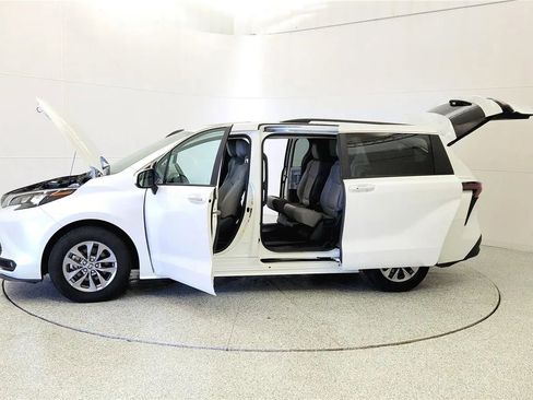 Used 2025 Toyota Sienna XLE FWD image 5
