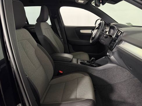 Used 2025 Volvo XC40 B5 Core image 33