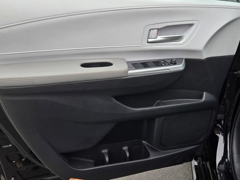 Certified 2026 Toyota Sienna XLE FWD image 9