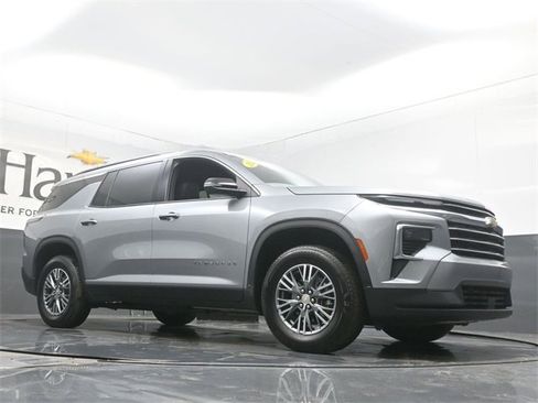 Used 2025 Chevrolet Traverse LT image 2