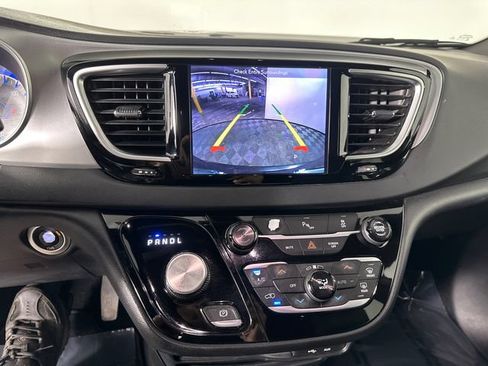 Certified 2018 Chrysler Pacifica Touring-L w/ Premium Audio Group FWD image 28