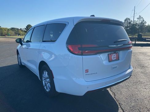 New 2026 Chrysler Pacifica Select image 5
