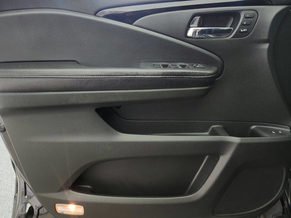 Used 2016 Honda Pilot Touring image 24