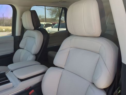 New 2026 Lincoln Navigator Premiere image 10