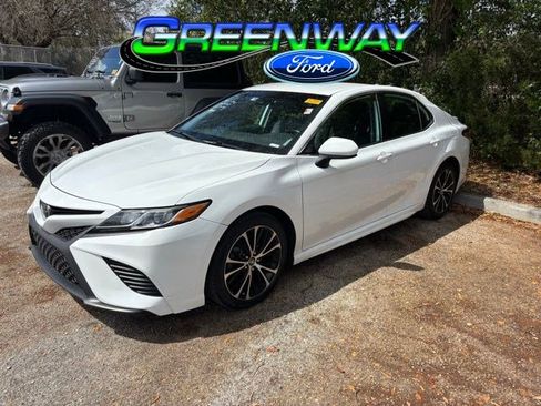 Used 2020 Toyota Camry SE image 1