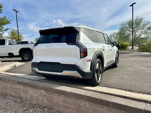 Used 2024 Kia EV9 Wind image 3