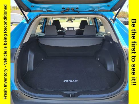 Used 2019 Toyota RAV4 LE w/ Carpet Mat Package AWD/4WD image 22
