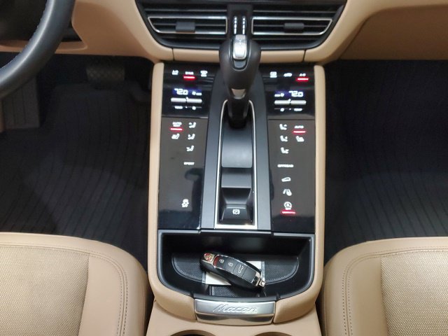 Used 2023 Porsche Macan AWD/4WD image 22