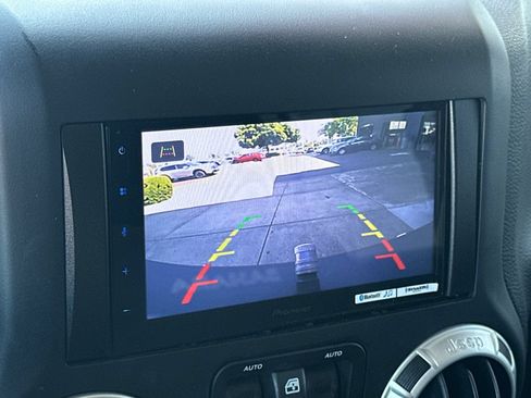 Used 2018 Jeep Wrangler Unlimited Sahara w/ Connectivity Group AWD/4WD image 18