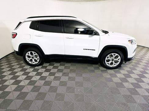 Used 2025 Jeep Compass Latitude AWD/4WD image 2