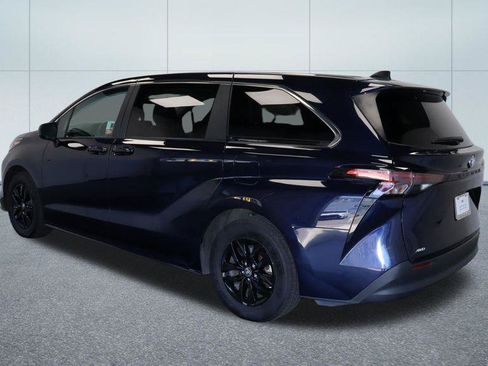 Used 2024 Toyota Sienna LE AWD/4WD image 3