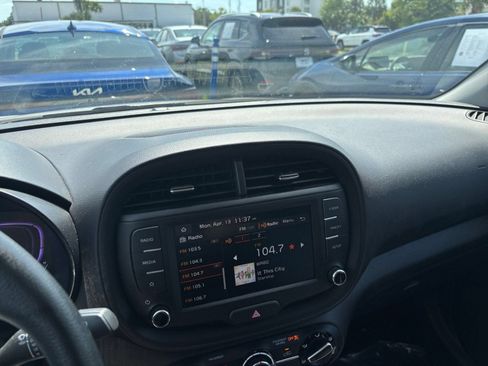 Used 2025 Kia Soul LX w/ LX Technology Package FWD image 21