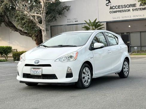 Used 2014 Toyota Prius C One image 2