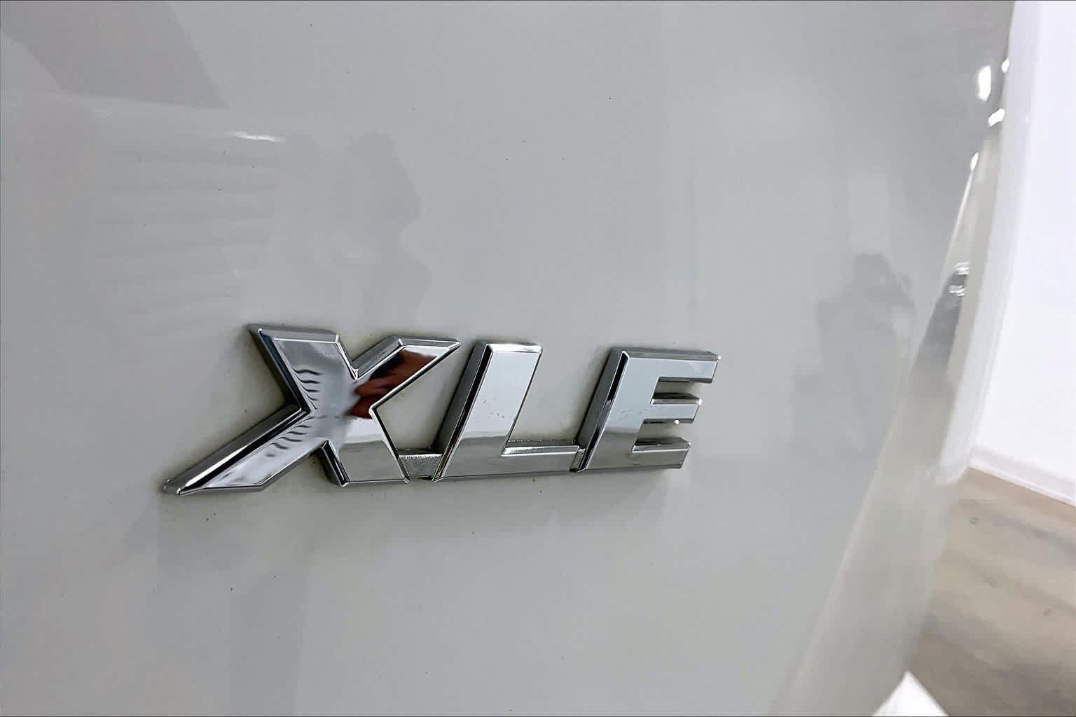 Used 2018 Toyota RAV4 XLE w/ Plus Extra Value Package FWD image 10