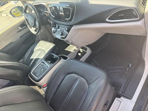 Used 2020 Chrysler Pacifica Touring-L Plus image 5