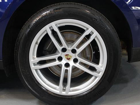 Certified 2025 Porsche Macan image 12