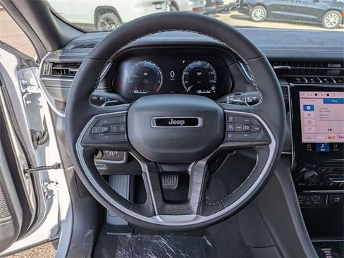 New 2025 Jeep Grand Cherokee Limited w/ Black Appearance Package image 17