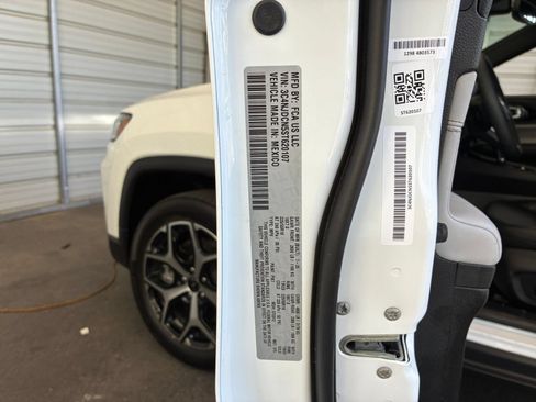 Used 2025 Jeep Compass Limited AWD/4WD image 29