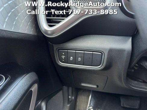 Used 2025 Kia Soul LX w/ LX Technology Package FWD image 18