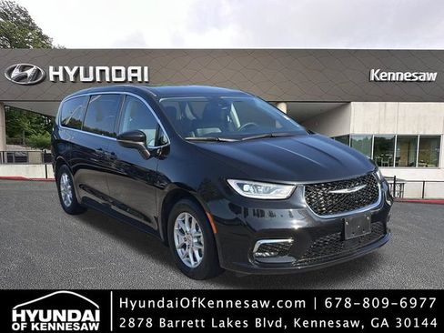 Used 2023 Chrysler Pacifica Touring-L FWD image 1