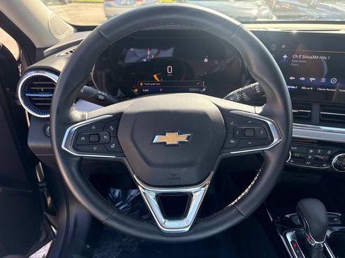 Used 2025 Chevrolet Trax LT w/ LT Convenience Package FWD image 29