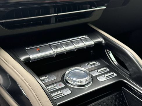Used 2025 Lincoln Nautilus Premier AWD/4WD image 19