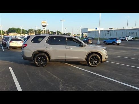 Used 2025 Honda Pilot Black Edition image 9