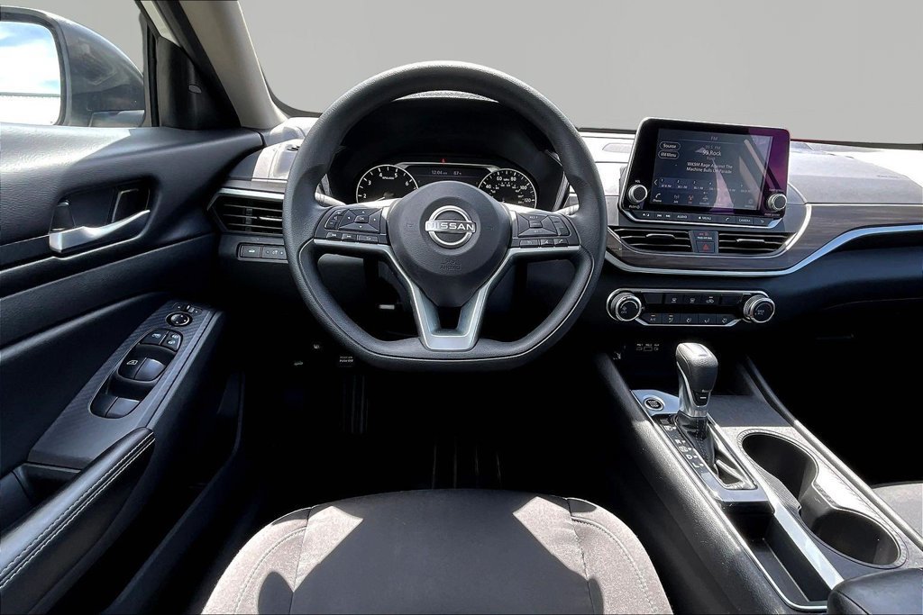 Used 2025 Nissan Altima 2.5 SV FWD image 10