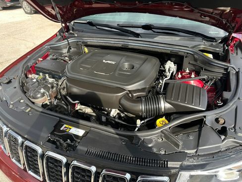 Used 2018 Jeep Grand Cherokee Laredo AWD/4WD image 23