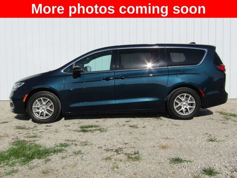 Used 2025 Chrysler Pacifica Select FWD image 6