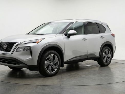 Used 2025 Nissan Rogue SV image 3