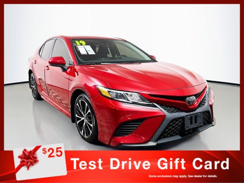 Used 2019 Toyota Camry SE image 1