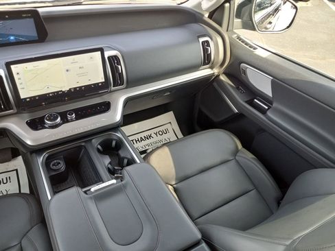 Used 2025 Ford Expedition Active AWD/4WD image 19