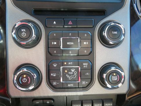 Used 2016 Ford F250 Platinum w/ FX4 Off-Road Package AWD/4WD image 32