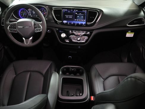 New 2026 Chrysler Pacifica Select image 15