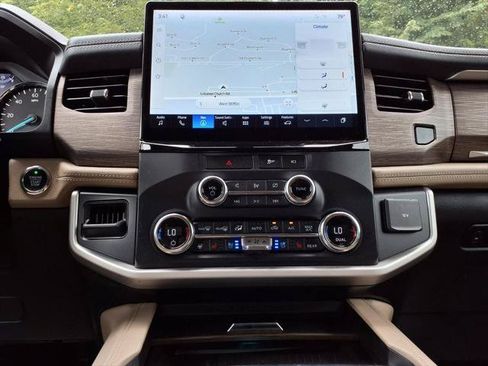 Used 2022 Ford Expedition Limited AWD/4WD image 18