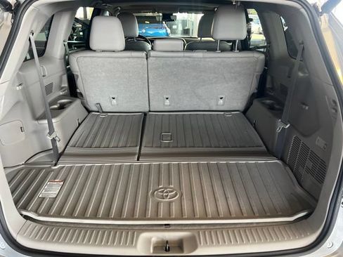 Used 2017 Toyota Highlander Limited AWD/4WD image 25