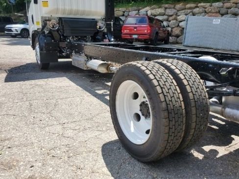 New 2025 Chevrolet Low Cab Forward image 4