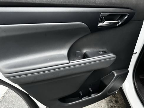 Used 2022 Toyota Highlander XLE image 17