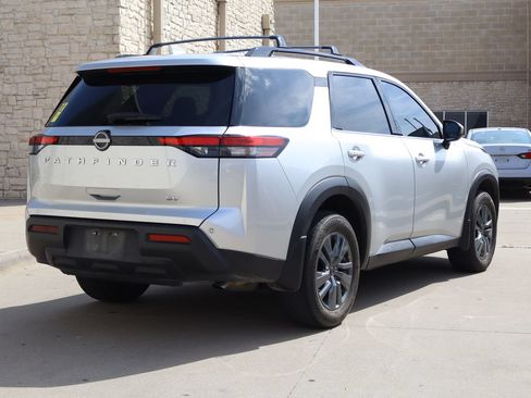 Used 2024 Nissan Pathfinder SV FWD image 3