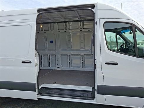 Used 2025 Mercedes-Benz Sprinter 2500 image 10