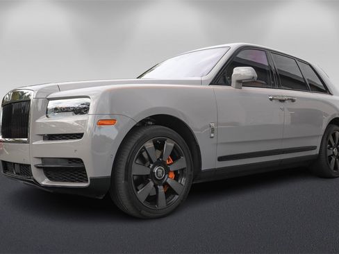 Used 2022 Rolls-Royce Cullinan w/ Dark Exterior Package image 7