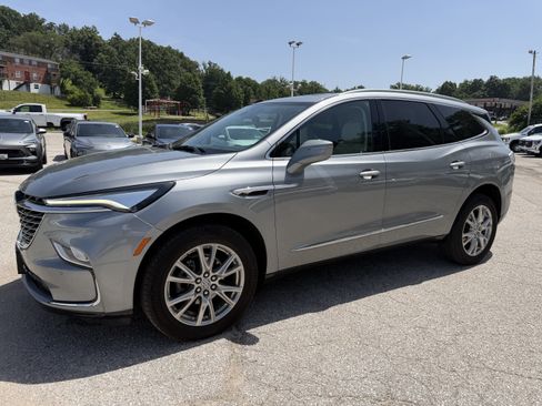 Used 2024 Buick Enclave Essence w/ Experience Buick Package FWD image 3
