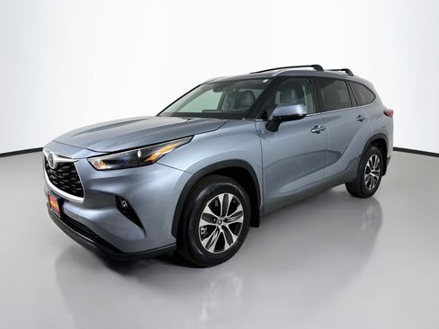 Used 2023 Toyota Highlander XLE AWD/4WD image 3