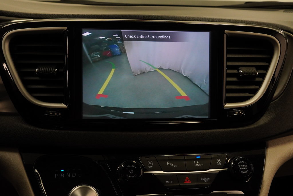 Certified 2024 Chrysler Pacifica Touring-L FWD image 37