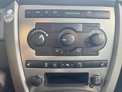 Used 2006 Jeep Commander 4WD image 25