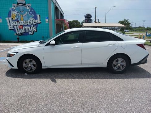Used 2025 Hyundai Elantra SE FWD image 6