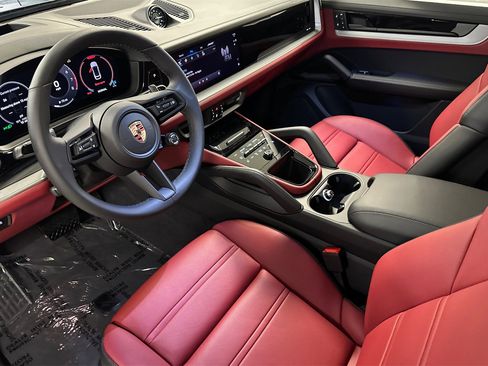 New 2025 Porsche Cayenne Coupe image 4