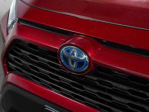 Used 2021 Toyota RAV4 LE w/ Carpet Mat Package (TMS) AWD/4WD image 9